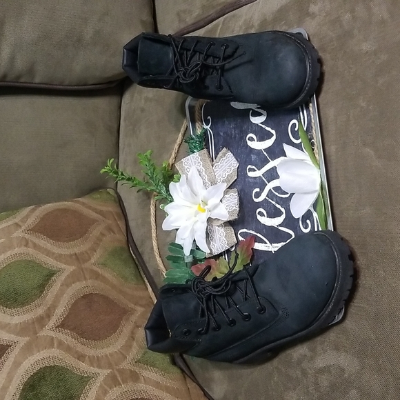 Timberland boy's navy blue size 2 boots